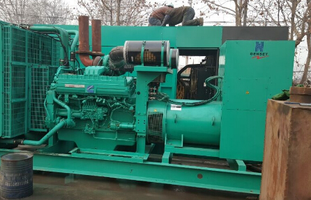 云溪发电机组如何判断水冷式机油散热器内部是否需要清洗？